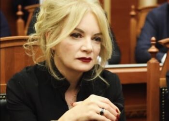 Në foto: Iris Luarasi, deputete e Partisë Socialiste