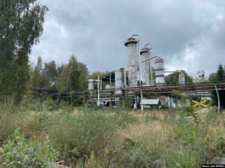 Kullat për distilim në Kompleksin Kimik Viktoria.