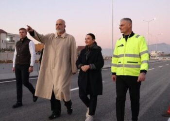 Edi Rama dhe Belinda Balluku gjatë inagurimit të Unazës së Madhe te Tiranës
