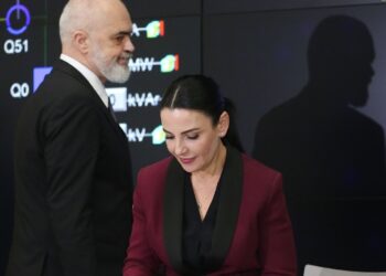 Në foto: Kryeministri Edi Rama dhe zëvendësja e tij, Balluku