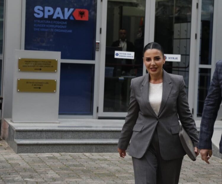 Belinda Balluku duke dal nga SPAK
