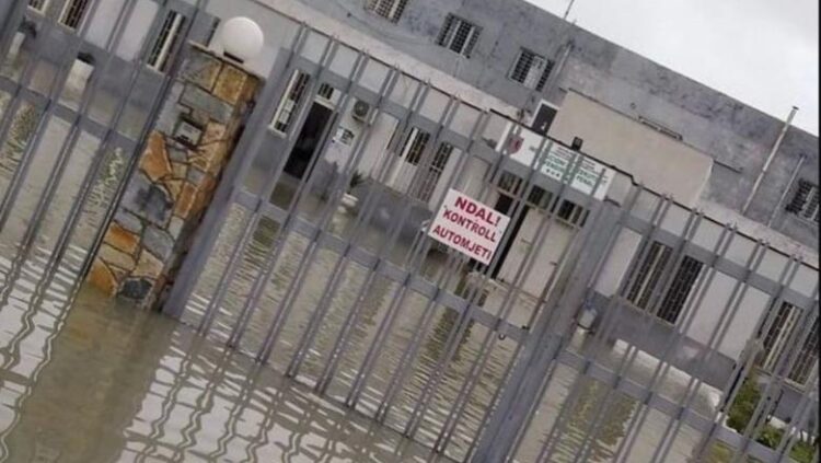 Foto ilustruese nga përmbytje e mëparshme