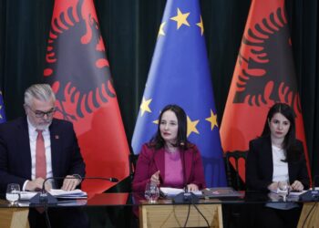 Kryenegociatorja e procesit të integrimit, Majlinda Dhuka bashkë me ministrat e Shtetit, Adea Pirdeni dhe Toni Gogu. Foto: LSA.