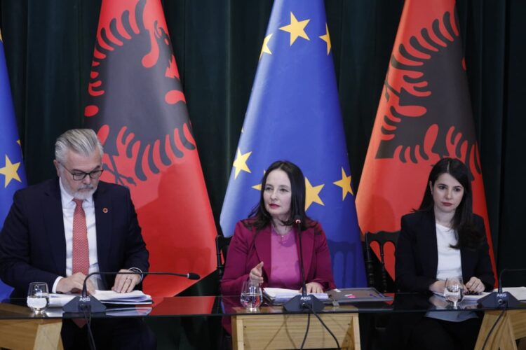Kryenegociatorja e procesit të integrimit, Majlinda Dhuka bashkë me ministrat e Shtetit, Adea Pirdeni dhe Toni Gogu. Foto: LSA.
