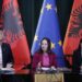 Kryenegociatorja e procesit të integrimit, Majlinda Dhuka bashkë me ministrat e Shtetit, Adea Pirdeni dhe Toni Gogu. Foto: LSA.
