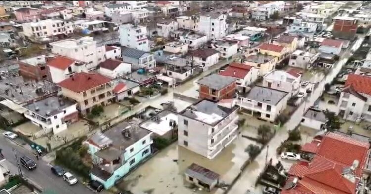 Në foto: Pamje nga përmbytja në zonën e ish-Kënetës, Durrës