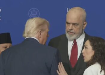 Momenti kur Edi Rama dhe Vjosa Osmani diskutojnë për pak sekonda me Donald Trump