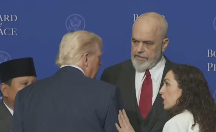Momenti kur Edi Rama dhe Vjosa Osmani diskutojnë për pak sekonda me Donald Trump