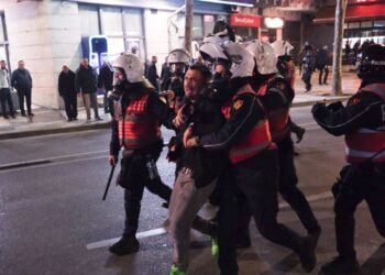 Policia shoqëron një qytetar