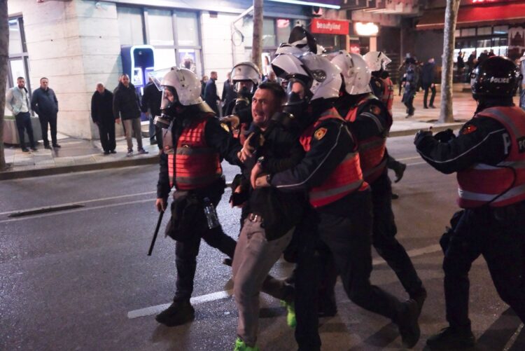 Policia shoqëron një qytetar