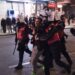 Policia shoqëron një qytetar