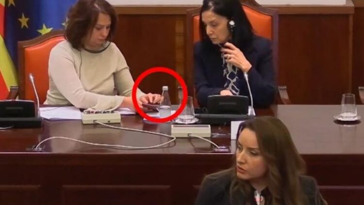 Ndërkohë që Dauti fliste, nënkryetarja e komisionit Vesna Gjorgjieva merrte direktiva përmes celularit!