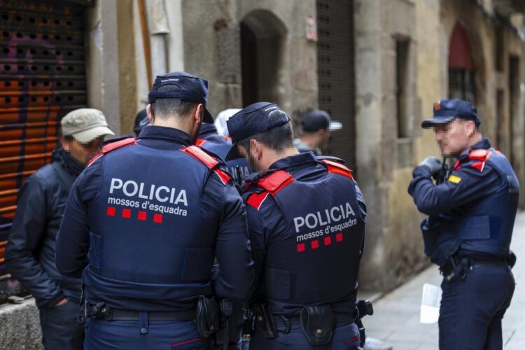 Gorka Loinaz / Araba Press 04/04/2025 Barcelona. Cataluña. Seguridad. Reportaje durante el primer día del Plan Kanpai puesto en marcha por los Mossos d’Escuadra junto con el CNP y la Policía Municipal de Barcelona.