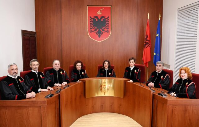 Në foto: Anëtarët e Gjykatës Kushtetuese