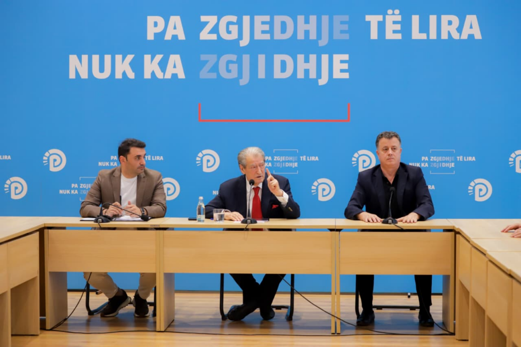 Berisha  Rama të largohet nga pushteti  dënoj ofendimet e tij ndaj protestuesve