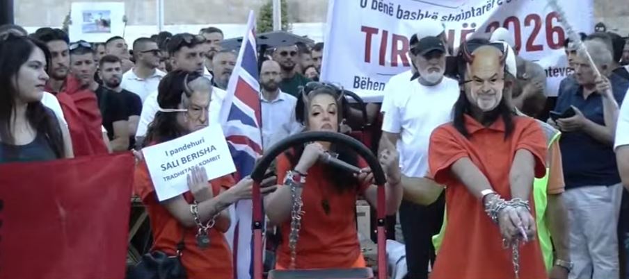 Protestuesit fusin  në burg  Belindën  Ramën dhe Berishën
