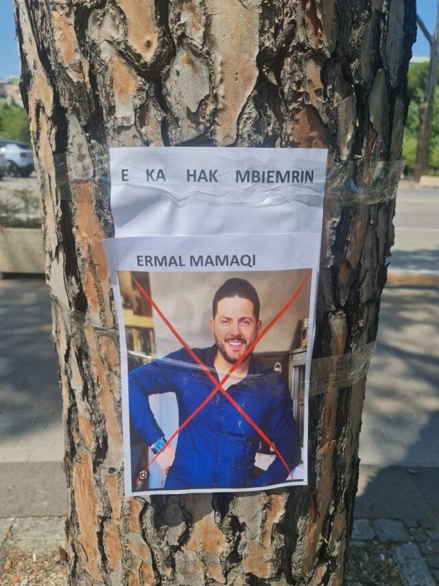 protestuesit-ngjisin-pankarta-ne-rruget-e-tiranes-ne-shenjester-artistet-e-perkedhelur-te-qeverise