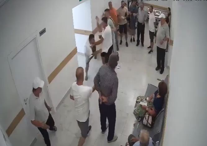 Pamjet e sherrit në Poliklinikën e Shkodrës  18 vjeçari nxjerr thikën dhe plagos 32 vjeçarin